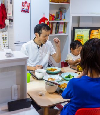 Family eating dinner together at a neat IKEA table